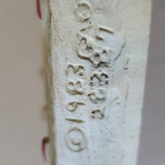 Carved resin heart hanger 4.25 X 6.5 - Picture 4 of 7